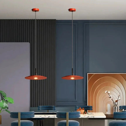 Suspension italienne circulaire LED plate au-dessus d'une table à manger