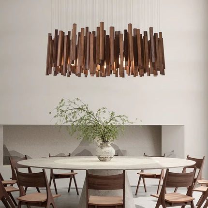 Suspension japonaise en bois massif à plusieurs globes au-dessus d'une table
