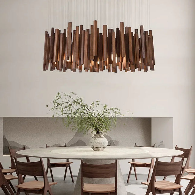 Suspension japonaise en bois massif à plusieurs globes au-dessus d'une table