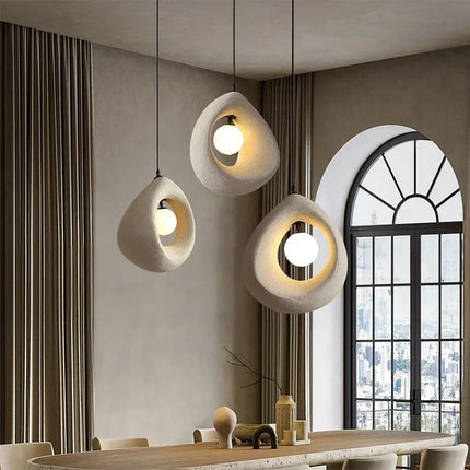 Suspension japonaise pendentif minimaliste au-dessus d'une table de salon