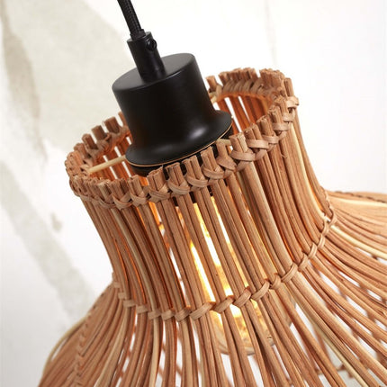 Détail de la douille E27 noire et de la fixation du câble textile sur la suspension Kalahari en rotin