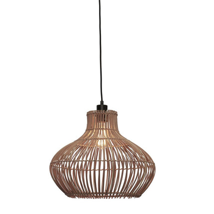 Suspension Kalahari en rotin tressé naturel forme galbée, packshot fond blanc, allumée