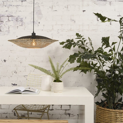 Suspension Kalimantan en bambou tressé naturel et noir Ø87 cm, allumée au-dessus d'un bureau blanc