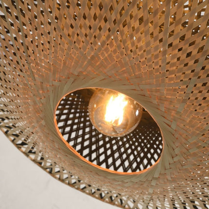 Vue plongeante sur l'intérieur tressé de la suspension Kalimantan avec ampoule visible