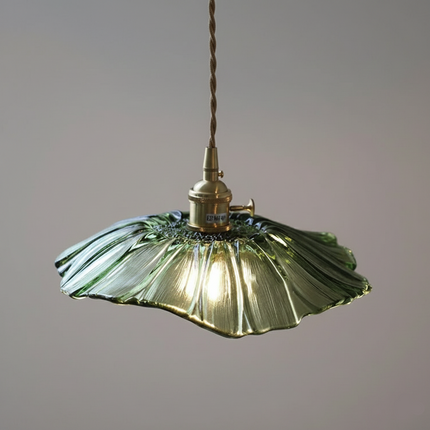 Suspension vintage en laiton doré et verre vert sculpté en forme de fleur, allumée sur fond neutre