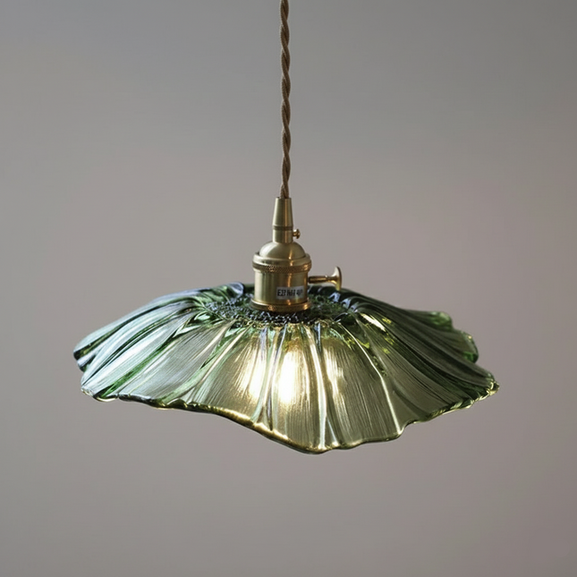 Suspension vintage en laiton doré et verre vert sculpté en forme de fleur, allumée sur fond neutre