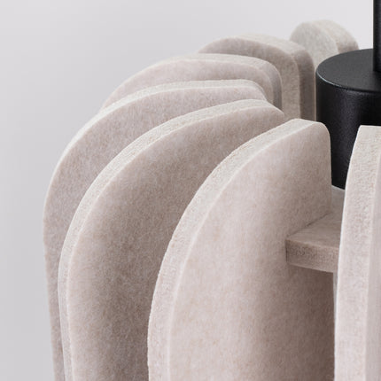 suspension lamelles de feutre 27 cm beige et noir, vue sur fond coloré