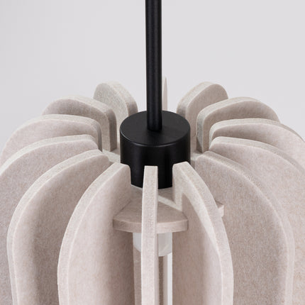 suspension lamelles de feutre 27 cm beige et noir, packshot de trois quarts