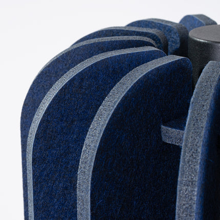 suspension lamelles de feutre 27 cm bleu marine et noir, vue sur fond coloré