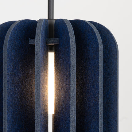 suspension lamelles de feutre 27 cm bleu marine et noir, vue de détail