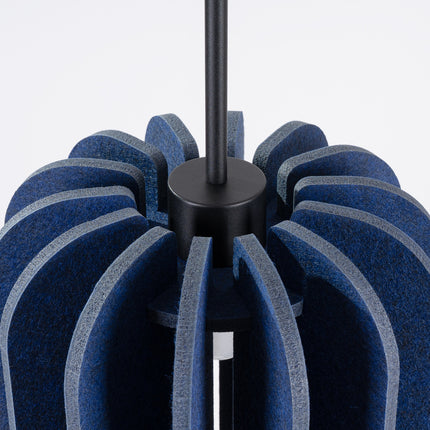 suspension lamelles de feutre 27 cm bleu marine et noir, packshot de trois quarts