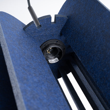 suspension lamelles de feutre 27 cm bleu marine et noir, détail de la matière