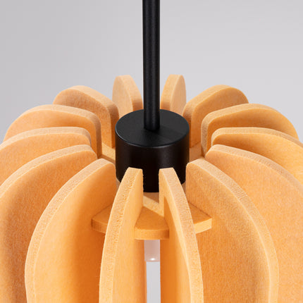 suspension lamelles de feutre 27 cm jaune et noir, packshot de trois quarts