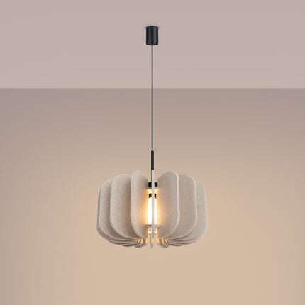 suspension lamelles de feutre 45 cm beige et noir, lumière allumée