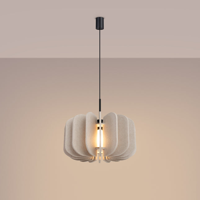 suspension lamelles de feutre 45 cm beige et noir, lumière allumée