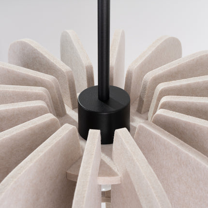suspension lamelles de feutre 45 cm beige et noir, packshot de trois quarts