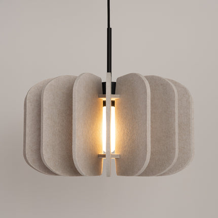 suspension lamelles de feutre 45 cm beige et noir, mécanisme de montage