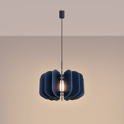 suspension lamelles de feutre 45 cm bleu marine et noir, lumière allumée