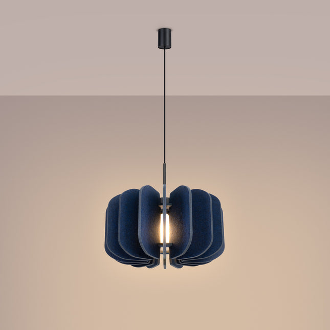 suspension lamelles de feutre 45 cm bleu marine et noir, lumière allumée