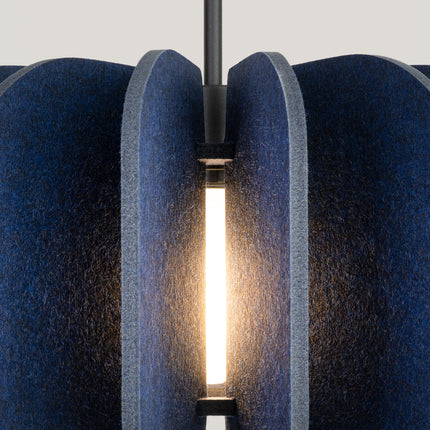 suspension lamelles de feutre 45 cm bleu marine et noir, vue de détail