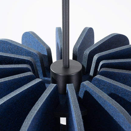 suspension lamelles de feutre 45 cm bleu marine et noir, packshot de trois quarts