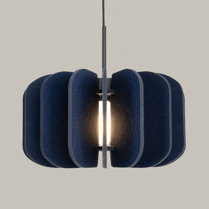suspension lamelles de feutre 45 cm bleu marine et noir, mécanisme de montage