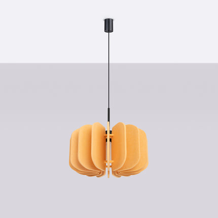 suspension lamelles de feutre 45 cm jaune et noir, vue en situation
