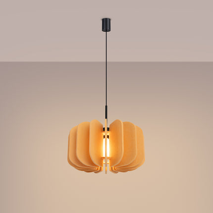 suspension lamelles de feutre 45 cm jaune et noir, lumière allumée