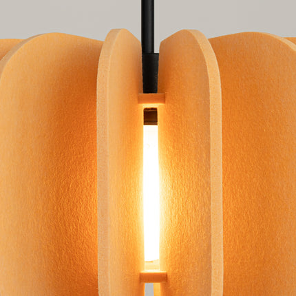 suspension lamelles de feutre 45 cm jaune et noir, vue de détail