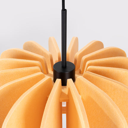 suspension lamelles de feutre 45 cm jaune et noir, packshot de trois quarts