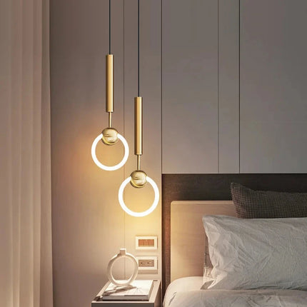 Suspension LED à anneaux nordique suspendue dans un salon moderne