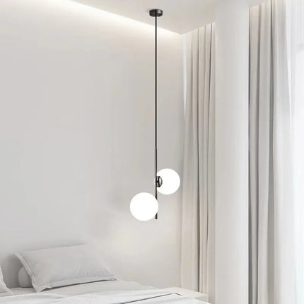 Suspension LED à bras vertical nordique au-dessus d'un plan de cuisine