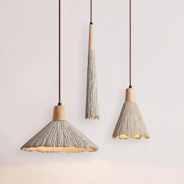 Suspension LED en ciment brut d'inspiration Wabi-Sabi au-dessus d'une table
