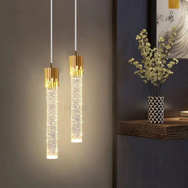 Suspension LED cristal longue nordique au-dessus d'un plan de cuisine