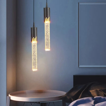 Suspension LED cristal longue nordique dans une montée d'escalier