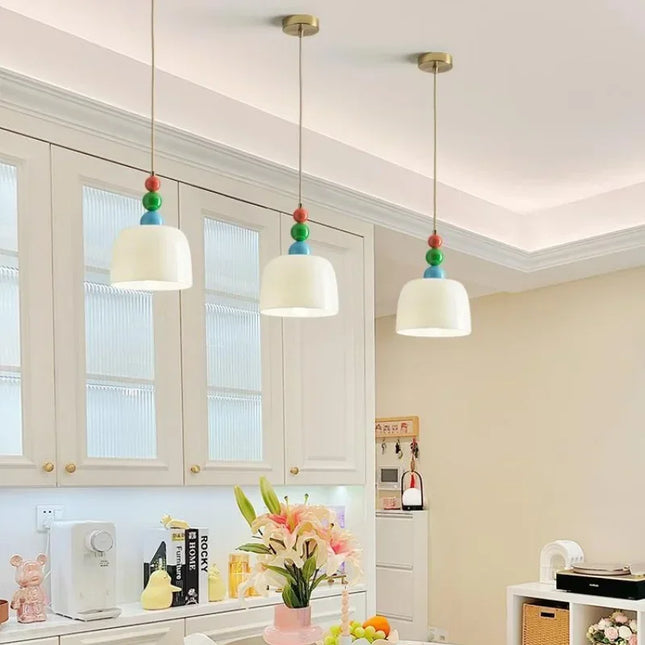 Suspension design français en verre suspendue dans un salon élégant