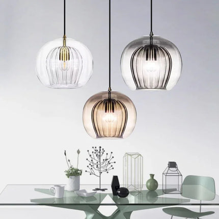 Suspension LED double verre nordique au-dessus d'un plan de cuisine