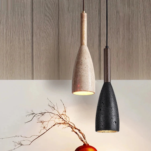 Suspension LED longue en pierre jaune sculptée au-dessus d'une table