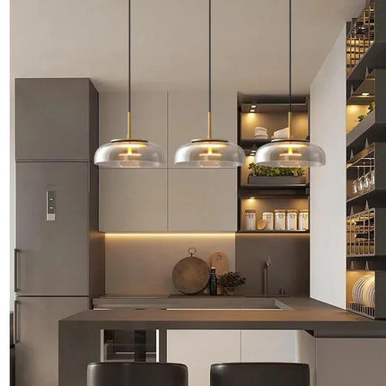 Suspension LED nordique en verre coloré, design minimaliste et contemporain.