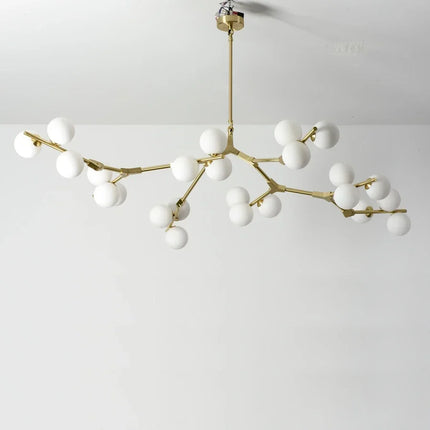 Détail des branches et boules en verre dépoli de la suspension nordique
