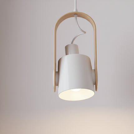 Suspension LED réglable nordique bois et fer éclairant une table à manger