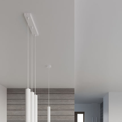 Platine rectangulaire blanche au plafond et tubes de la suspension Ligne Claire vus en contre-plongee