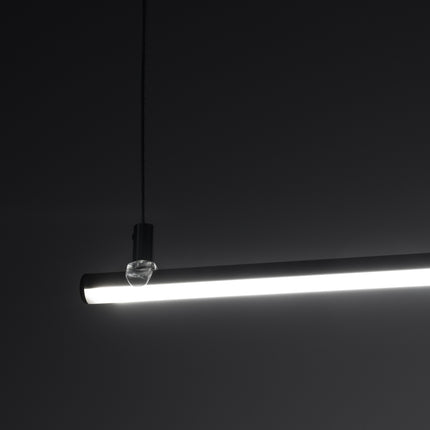 Détail de la barre noire et de la face lumineuse de la Suspension Ligne Minimaliste 120 cm