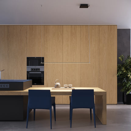 Suspension Ligne Minimaliste noire dans un intérieur contemporain épuré