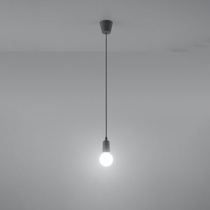 Suspension Ligne Pure grise allumée, lumière douce sur mur clair