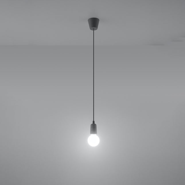 Suspension Ligne Pure grise allumée, lumière douce sur mur clair
