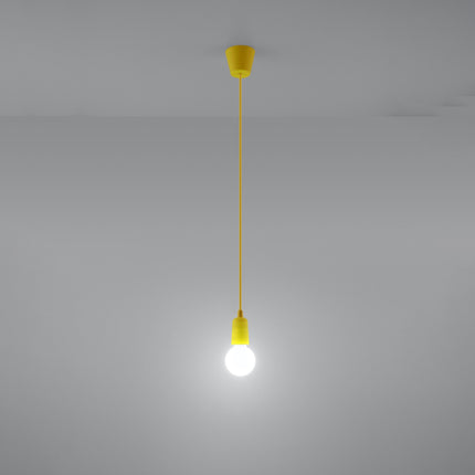 Suspension Ligne Pure jaune allumée, lumière douce sur mur clair