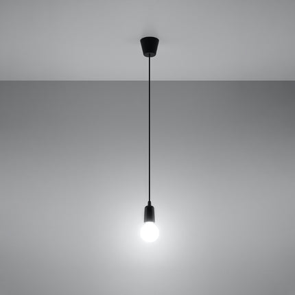 Suspension Ligne Pure noire allumée, lumière douce sur mur clair