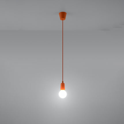 Suspension Ligne Pure orange allumée, lumière douce sur mur clair