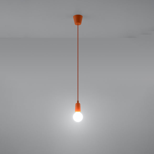Suspension Ligne Pure orange allumée, lumière douce sur mur clair